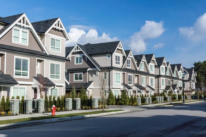 Row of townhomes that are grey and white